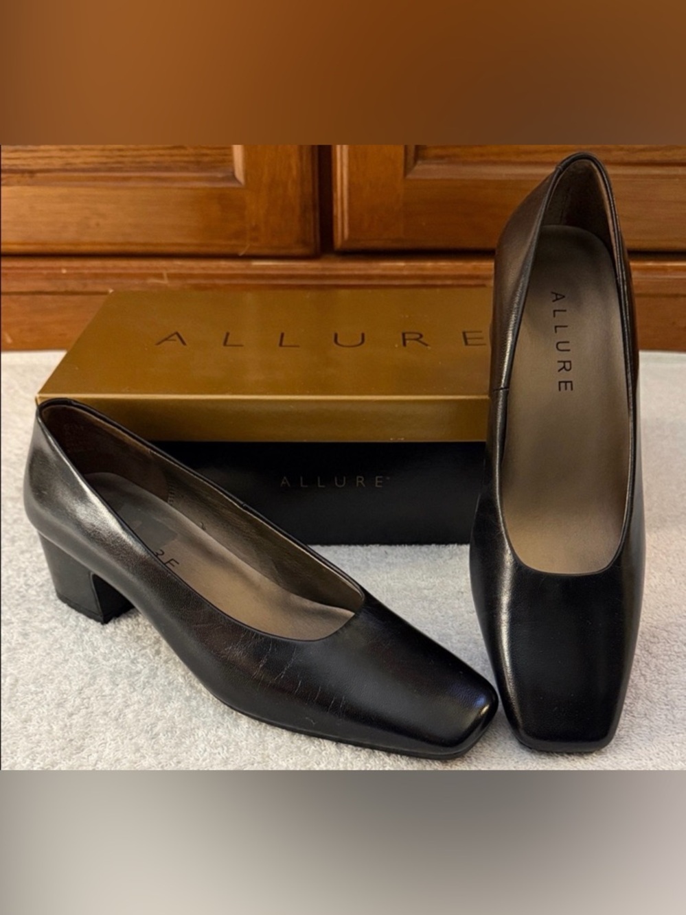 NWT VTG Allure Gorgeous Low Block Heel Square-Toe Pumps 90s Academia Leather